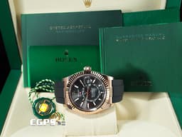 ROLEX 勞力士 Sky-Dweller 326235 蠔式 天行者 沙羅裝置 年曆錶 永恆玫瑰金 <font color="#FFFFFF">石板灰色面盤橡膠錶帶款 </font> <font color="#ff0000">2022年保單</font><font color="#FFFF33">&nbsp;</font>自動上鍊 42mm