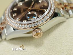 ROLEX 勞力士 Lady-Datejust 279381RBR 蠔式日誌型 &nbsp;18K永恆玫瑰金 半金款 <font color="#eac090">巧克力色面盤&nbsp;原廠鑲鑽錶圈、鑽石時標</font> <font color="#ff0000">2026年保卡</font> 自動上鍊 28mm