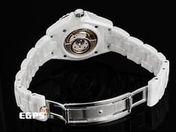 CHANEL 香奈兒 J12 Caliber 12.2系列 White Ceramic H5699 <font color=#F0F0F0>白陶瓷</font> 經典 大三針 專利不鏽鋼蝴蝶扣 <font color=#FF0000>新機芯 透明錶背 2025年保單</font> 自動上鍊 33mm