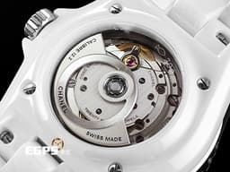 CHANEL 香奈兒 J12 Caliber 12.2系列 White Ceramic H5699 <font color=#F0F0F0>白陶瓷</font> 經典 大三針 專利不鏽鋼蝴蝶扣 <font color=#FF0000>新機芯 透明錶背 2025年保單</font> 自動上鍊 33mm
