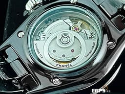 CHANEL 香奈兒 J12 H5696 <font color=#FF0000> THE NEW J12 搭載自動上鍊機芯Caliber 12.2 <font color=#FFFF33> 透明底蓋款 2025年保卡 </font> </font> 黑色高科技精密陶瓷 黑色面盤 專利不鏽鋼蝴蝶扣 自動上鍊 33mm