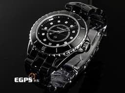 CHANEL 香奈兒 J12 H5701 <font color=#FF0000> 2024年保單 <font color=#FFFF33> 鑲嵌12顆鑽石時標 搭載高精準石英機芯 </font> </font> 黑色高科技精密陶瓷 黑色面盤 專利不鏽鋼蝴蝶扣 石英機芯 33mm