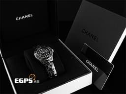 CHANEL 香奈兒 J12 H5701 <font color=#FF0000> 2024年保單 <font color=#FFFF33> 鑲嵌12顆鑽石時標 搭載高精準石英機芯 </font> </font> 黑色高科技精密陶瓷 黑色面盤 專利不鏽鋼蝴蝶扣 石英機芯 33mm
