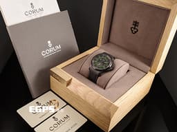 CORUM 崑崙 Admiral Legend 42 Full Black 海軍上將 <font color="#74d56a">綠色海事信號旗幟時標</font> 395.111.98/F371/BV12 <font color="#4F4F4F">黑色PVD塗層不鏽鋼</font> 小秒針 <font color="#FF0000">限量100只 2022年台灣公司貨</font> 自動上鍊 42mm