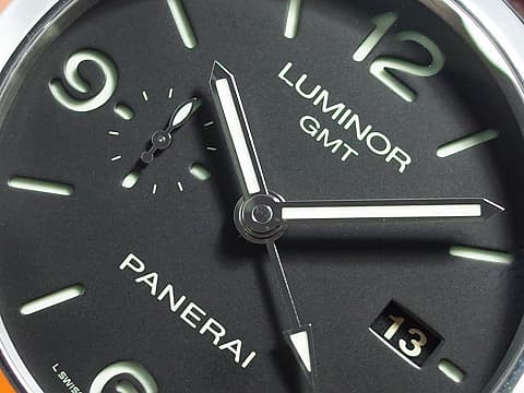 PANERAI 沛納海 Luminor 1950 GMT PAM320 三日鍊 兩地時區 經典黑色三明治面盤 棕色鱷魚紋皮革錶帶&nbsp;經典黑色三明治面盤 自動上鍊 44mm
