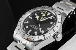 TUDOR 帝舵 Black Bay Pro 碧灣 79470-0001 黑色面盤 冒險家 GMT <font color="#FFD700">黃色兩地時間指針</font> 不鏽鋼 復古 雪花針  鍊帶款 <font color="#FF0000"> 2025年保卡 </font> 自動上鍊 39mm