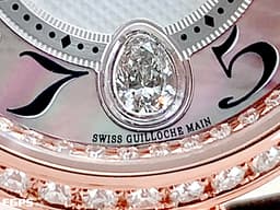 寶璣 BREGUET Reine de Naples 那不勒斯 8918BR 18K玫瑰金材質 <font color=#FF0000>皇后鑽錶 原廠鑲鑽 內外錶圈鑲有117顆原廠鑽石 2021年保單 </font> <font color=#ffffff> 大溪地天然珍珠貝母表盤 </font> 自動上鏈 36.5mm