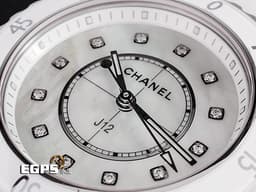 CHANEL 香奈兒 J12 H5704 <font color=#FF0000> 鑽石時標 白色珍珠貝母面盤 2024年單 
 </font> 白色高科技陶���材質 石英錶 時尚女錶 專利不鏽鋼蝴蝶扣 33mm