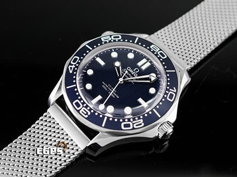 OMEGA 歐米茄 Seamaster 300 海馬系列 21030422003002 米蘭鍊帶款 最新款 007紀念版 詹姆斯龐德60週年 藍色波浪紋面盤 透明底蓋印有電影開場時的旋轉花紋 不鏽鋼 金屬織紋式鏈帶 同軸擒縱 2024年保卡 台灣公司貨 錶況極新 排氦氣閥 自動上鍊 42mm