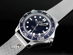 OMEGA 歐米茄 Seamaster 300 海馬系列 21030422003002 米蘭鍊帶款 <font color=#4169e1>最新款 007紀念版 詹姆斯龐德60週年 藍色波浪紋面盤 透明底蓋印有電影開場時的旋轉花紋</font> 不鏽鋼 金屬織紋式鏈帶 同軸擒縱 <font color=#FF0000>2024年保卡 台灣公司貨 錶況極新</font> 排氦氣閥 自動上鍊 42mm