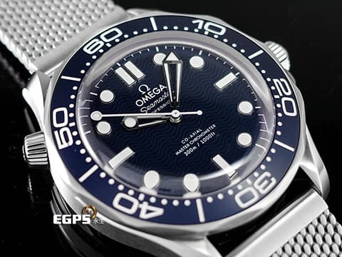 OMEGA 歐米茄 Seamaster 300 海馬系列 21030422003002 米蘭鍊帶款 不鏽鋼材質&nbsp;007紀念版 詹姆斯龐德60週年 藍色波浪紋面盤 透明底蓋印有電影開場時的旋轉花紋&nbsp;同軸擒縱 2025年保卡 台灣公司貨 排氦氣閥 自動上鍊 42mm
