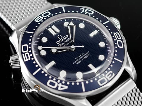 OMEGA 歐米茄 Seamaster 300 海馬系列 21030422003002 米蘭鍊帶款 最新款 007紀念版 詹姆斯龐德60週年 藍色波浪紋面盤 透明底蓋印有電影開場時的旋轉花紋 不鏽鋼 金屬織紋式鏈帶 同軸擒縱 2024年保卡 台灣公司貨 錶況極新 排氦氣閥 自動上鍊 42mm