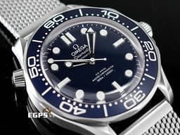 OMEGA 歐米茄 Seamaster 300 海馬系列 21030422003002 米蘭鍊帶款 <font color=#4169e1>最新款 007紀念版 詹姆斯龐德60週年 藍色波浪紋面盤 透明底蓋印有電影開場時的旋轉花紋</font> 不鏽鋼 金屬織紋式鏈帶 同軸擒縱 <font color=#FF0000>2024年保卡 台灣公司貨 錶況極新</font> 排氦氣閥 自動上鍊 42mm