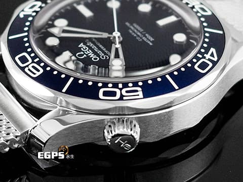 OMEGA 歐米茄 Seamaster 300 海馬系列 21030422003002 米蘭鍊帶款 最新款 007紀念版 詹姆斯龐德60週年 藍色波浪紋面盤 透明底蓋印有電影開場時的旋轉花紋 不鏽鋼 金屬織紋式鏈帶 同軸擒縱 2024年保卡 台灣公司貨 錶況極新 排氦氣閥 自動上鍊 42mm