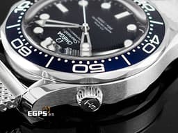 OMEGA 歐米茄 Seamaster 300 海馬系列 21030422003002 米蘭鍊帶款 不鏽鋼材質<font color="#4169e1">&nbsp;007紀念版 詹姆斯龐德60週年 藍色波浪紋面盤 透明底蓋印有電影開場時的旋轉花紋</font>&nbsp;同軸擒縱 <font color="#FF0000">2025年保卡 台灣公司貨 </font>排氦氣閥 自動上鍊 42mm