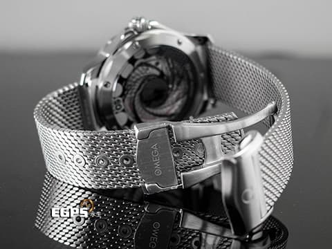 OMEGA 歐米茄 Seamaster 300 海馬系列 21030422003002 米蘭鍊帶款 不鏽鋼材質&nbsp;007紀念版 詹姆斯龐德60週年 藍色波浪紋面盤 透明底蓋印有電影開場時的旋轉花紋&nbsp;同軸擒縱 2025年保卡 台灣公司貨 排氦氣閥 自動上鍊 42mm
