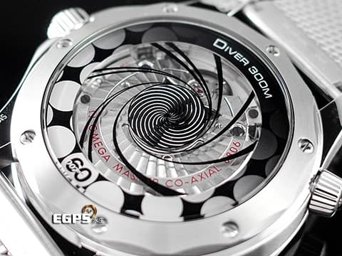 OMEGA 歐米茄 Seamaster 300 海馬系列 21030422003002 米蘭鍊帶款 不鏽鋼材質&nbsp;007紀念版 詹姆斯龐德60週年 藍色波浪紋面盤 透明底蓋印有電影開場時的旋轉花紋&nbsp;同軸擒縱 2025年保卡 台灣公司貨 排氦氣閥 自動上鍊 42mm