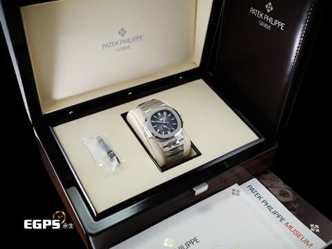 Patek Philippe 百達翡麗 PP錶 Nautilus 5726 金鷹系列 5726/1A-014 不銹鋼材質&nbsp;新一代鋼王 年曆錶 月相盈虧 新款PP印記 水平橫紋浮雕藍色面盤&nbsp;2023年保單 自動上鏈 40.5mm