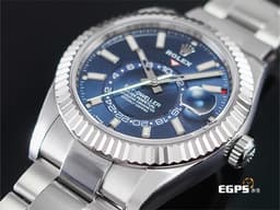 ROLEX 勞力士 Sky-Dweller 蠔式 天行者 326934&nbsp;<font color="#0080FF">亮藍色面盤 </font>沙羅系統 年曆錶 兩地時區 經典三角坑紋錶圈&nbsp;<font color="#FF0000">2020年保單 蠔式（Oyster）三節錶帶</font>&nbsp;自動上鍊 42mm