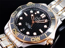 OMEGA 歐米茄 Seamaster 海馬 潛水300米系列 21020422001001 <font color="#FFFFFF">陶瓷波浪紋黑色面盤、玫瑰金黑色單向旋轉陶瓷錶圈 </font> 同軸擒縱 <font color="#FF0000">玫瑰金半金 鍊帶款 2022年保單 </font> 自動上鍊 42mm