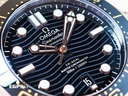 OMEGA 歐米茄 Seamaster 海馬 潛水300米系列 21020422001001 <font color="#FFFFFF">陶瓷波浪紋黑色面盤、玫瑰金黑色單向旋轉陶瓷錶圈 </font> 同軸擒縱 <font color="#FF0000">玫瑰金半金 鍊帶款 2022年保單 </font> 自動上鍊 42mm