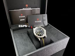 TUDOR 帝舵 Black Bay Pro 79470 碧灣 GMT <font color="#FFD700">黃色兩地時間指針</font> 不鏽鋼 復古 雪花針 織紋錶帶 <font color="#FF0000">MT5652自製機芯 2026年保卡</font> 潛水錶 自動上鍊 39mm