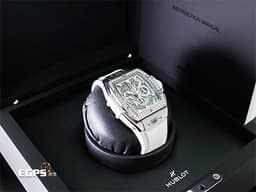 Hublot 宇舶 SPIRIT OF BIG BANG 大爆炸 642.NE.2010.RW.1204&nbsp;<font color="#05f0f0">極致輕薄鈦金屬材質 白色鏤空面盤~ 原廠鑲嵌48顆鑽石錶圈&nbsp;</font><font color="#ff0000">2022年電子保單</font>&nbsp;自動上鍊 42mm