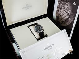 Patek Philippe 百達翡麗 PP錶 Calatrava系列 6007G-001 <font color="#9c9893">烏木黑色中央「碳纖維」浮雕圖案面盤</font>&nbsp;大三針 <font color="#FFD700">黃色秒針、三角形刻度</font> 18K白金材質 <font color="#FF0000">2026年保單</font> 自動上鍊 40mm
