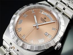 TUDOR 帝舵 ROYAL Day Date 28600 皇家系列 28600-0009 不鏽鋼材質 <font color="#FFA488">鮭魚色錶面 立體羅馬數字時標 </font> 切割坑紋與磨光飾面間隔錶圈 <font color="#FF0000">2025年新式保卡</font> 自動上鍊 41mm