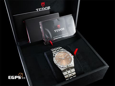 TUDOR 帝舵 ROYAL Day Date 28600 皇家系列 28600-0009 不鏽鋼材質 鮭魚色錶面 立體羅馬數字時標  切割坑紋與磨光飾面間隔錶圈 2025年新式保卡 自動上鍊 41mm