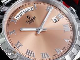 TUDOR 帝舵 ROYAL Day Date 28600 皇家系列 28600-0009 不鏽鋼材質 <font color="#FFA488">鮭魚色錶面 立體羅馬數字時標 </font> 切割坑紋與磨光飾面間隔錶圈 <font color="#FF0000">2025年新式保卡</font> 自動上鍊 41mm