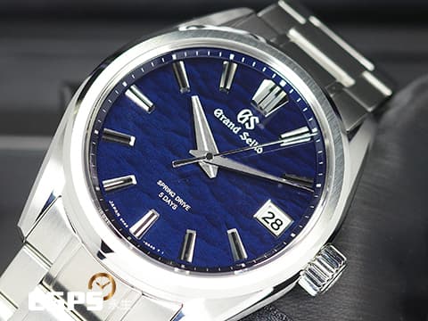 GRAND SEIKO 特級精工 精工 GS 9R Spring Drive SLGA021 Evolution 9 Collection 5日鍊 藍色波浪紋面盤酷似諏訪湖的水面，黎明前風吹起漣漪，錶盤會隨著入光角度的不同而發生變化，宛如微風中搖曳的水面 不鏽鋼鍊帶款 2024年保單 自動上鍊 41mm