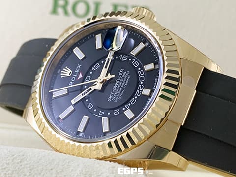 ROLEX 勞力士 Sky-Dweller 蠔式 天行者 336238 最新9002機芯 亮黑色面盤 沙羅系統 年曆錶 兩地時區 18K黃金材質 經典三角坑紋錶圈&nbsp;Oysterflex橡膠錶帶 2026年保卡 原廠膠膜&nbsp;自動上鍊&nbsp;42mm