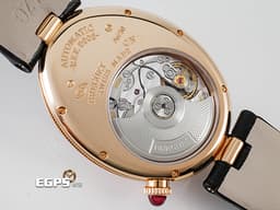 BREGUET 寶璣 Reine de Naples 8908 那不勒斯 原鑲鑽錶 18K玫瑰金材質 8908BR <font color=#e8e8e6>大溪地珍珠貝母面盤 原鑲128顆鑽石錶圈、錶殼 原鑲鑽石錶扣</font> <font color=#FF0000>月相顯示 新錶參考訂價：1,417,000元 </font> 自動上鍊 36.5 × 28.45mm