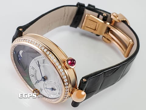 BREGUET 寶璣 Reine de Naples 8908 那不勒斯 原鑲鑽錶 18K玫瑰金材質 8908BR 大溪地珍珠貝母面盤 原鑲128顆鑽石錶圈、錶殼 原鑲鑽石錶扣 月相顯示 新錶參考訂價：1,417,000元  自動上鍊 36.5 × 28.45mm