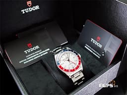 TUDOR 帝舵 Black Bay GMT 碧灣 79830RB 兩地時間 <font color="#F0F0F0">最新款 白色面盤</font> 可樂圈 <font color="#EA0000">紅</font><font color="#4169e1">藍</font>圈 79830 RB 復古 雪花針 不鏽鋼 <font color="#FF0000">2025年保卡 Pepsi 百事圈</font> 潛水錶 自動腕錶 41mm
