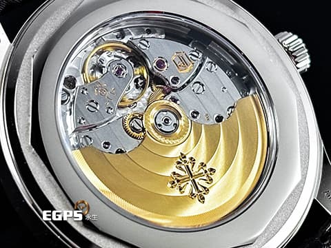 PATEK PHILIPPE 百達翡麗 PP錶 Calatrava 6007G-011&nbsp;烏木黑色 中央「碳纖維」浮雕圖案面盤&nbsp;6007 G 大三針&nbsp;紅色秒針、三角形刻度與格狀刻度&nbsp;18K白金材質&nbsp;2025年保單 自動上鍊 40mm