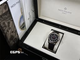 PATEK PHILIPPE 百達翡麗 PP錶 Calatrava 6007G-011&nbsp;<span style="color: rgb(156, 152, 147);">烏木黑色 中央「碳纖維」浮雕圖案面盤</span><span style="color: rgb(221, 221, 221);">&nbsp;</span>6007 G 大三針&nbsp;<font color="#ff5554">紅色秒針、三角形刻度與格狀刻度</font>&nbsp;18K白金材質&nbsp;<font color="#FF0000">2025年保單</font> 自動上鍊 40mm