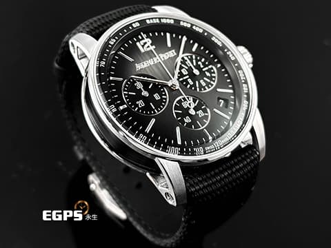 Audemars Piguet AP 愛彼錶 26393 NB 煙燻灰色錶面 CODE 11.59系列，中層錶殼為皇家橡樹八角形錶身，鏤空的錶耳與纖薄的圓形錶圈相連，折射入雙曲面錶鏡的光芒，圓融的線條中帶有幾何的豐富層次，任何角度都值得細細玩味 2022保單   白K金與黑色陶瓷材質 飛返計時碼錶 自動上鍊 41mm