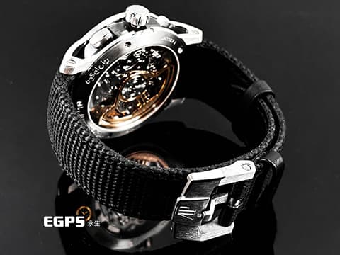 Audemars Piguet AP 愛彼錶 26393 NB 煙燻灰色錶面 CODE 11.59系列，中層錶殼為皇家橡樹八角形錶身，鏤空的錶耳與纖薄的圓形錶圈相連，折射入雙曲面錶鏡的光芒，圓融的線條中帶有幾何的豐富層次，任何角度都值得細細玩味 2022保單   白K金與黑色陶瓷材質 飛返計時碼錶 自動上鍊 41mm