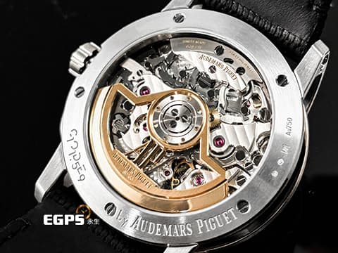 Audemars Piguet AP 愛彼錶 26393 NB 煙燻灰色錶面 CODE 11.59系列，中層錶殼為皇家橡樹八角形錶身，鏤空的錶耳與纖薄的圓形錶圈相連，折射入雙曲面錶鏡的光芒，圓融的線條中帶有幾何的豐富層次，任何角度都值得細細玩味 2022保單   白K金與黑色陶瓷材質 飛返計時碼錶 自動上鍊 41mm
