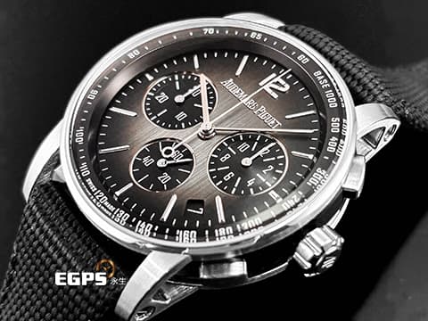 Audemars Piguet AP 愛彼錶 26393 NB 煙燻灰色錶面 CODE 11.59系列，中層錶殼為皇家橡樹八角形錶身，鏤空的錶耳與纖薄的圓形錶圈相連，折射入雙曲面錶鏡的光芒，圓融的線條中帶有幾何的豐富層次，任何角度都值得細細玩味 2022保單   白K金與黑色陶瓷材質 飛返計時碼錶 自動上鍊 41mm