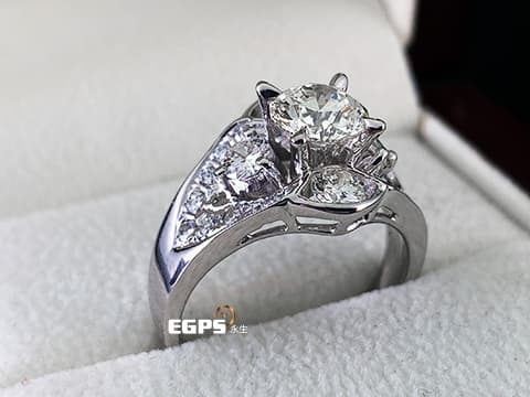 天然鑽石 鑽戒 主鑽 1.05CT 女戒 結婚鑽戒優質小禮物的首選~  經典 優美鑽包鑽設計 視覺感滿分 白K金 天然真鑽 求婚鑽戒 豪華鑲鑽