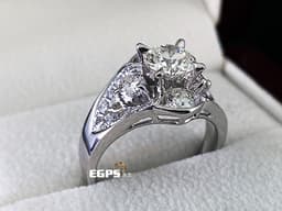 天然鑽石 鑽戒 主鑽 1.05CT 女戒 結婚鑽戒<font color=#FFFF33>優質小禮物的首選~  經典 優美鑽包鑽設計 視覺感滿分</font> 白K金 天然真鑽 求婚鑽戒 豪華鑲鑽