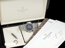 Patek Philippe 百達翡麗 PP錶 Nautilus 5990 金鷹 鸚鵡螺 <font color=#4169e1>鋼王金鷹回歸 最新款 藍色漸層橫條紋面盤</font> 5990/1A-011 同軸 計時碼錶 <font color=#FF0000>2023年 最新可微調按壓式摺疊扣</font> 不鏽鋼 <font color=#FFFF33>歡迎各錶友以 PP、AP、RM、勞力士 來店交換，本店將以最高價評估～</font> 自動上鏈 40.5mm