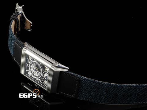 Jaeger Le-Coultre 積家 JLC Reverso Classic 翻轉系列 Q389848J 不鏽鋼材質&nbsp;簡約大方的藍色太陽放射狀扭索飾紋錶盤&amp;逆跳計時機械結構鏤空錶盤 兩種風格隨意翻轉切換&nbsp;2024年保卡 僅試戴收藏極新品 手動上鏈 49.4 x 29.9mm