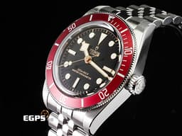 TUDOR 帝舵 Heritage Black Bay 碧灣 7941A1A0RU-0003 雪花針 <font color="#CE0000">新款紅水鬼 酒紅色外圈</font> 不鏽鋼 水鬼 <font color="#FF0000">2025年保卡 搭配最新快速調節「T-fit」折疊扣</font> 潛水錶 自動上鍊 41mm