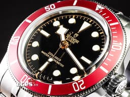 TUDOR 帝舵 Heritage Black Bay 碧灣 7941A M7941A1A0RU-0003 雪花針 <font color=#CE0000>紅水鬼 酒紅色外圈 搭配快速調節「T-fit」折疊扣</font> 水鬼 <font color=#FF0000>自製機芯 2023年保單</font> 潛水錶 自動上鍊 41mm