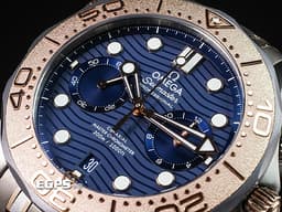 OMEGA 歐米茄 Seamaster Diver 300 海馬 21060445103001 鉭金屬+鈦金屬+<font color=#f3baa1>Sedna金</font>材質 計時碼表 <font color=#4169e1>藍色波浪紋陶瓷面盤</font> 同軸擒縱 <font color=#FF0000>2023年保單 每只錶有獨立編號加特殊錶盒 值得收藏</font> 排氦氣閥 潛水錶 自動上鍊 44mm