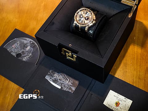 ROGER DUBUIS 羅杰杜彼 Excalibur 王者系列 DBEX0258 18K玫瑰金材質 三地時間日夜顯示 特殊錶冠保護設計 2016年保單 限量88支 新錶參考訂價$2,229,500元 自動上鍊 45mm